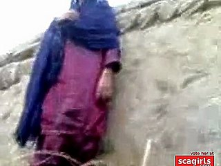 دیوار طبقہ کے خلاف پاکستانی گاؤں کی لڑکی، اتارنا going to bed چھپنے