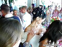 結婚式の売春婦は、公共の場でクソしています