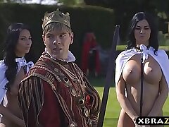 राजा अपने busty slutty सेवकों जैस्मीन और Anissa fucks