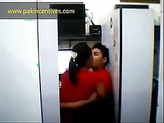 Desi dziewczyna całuje z chłopakiem w jej domu