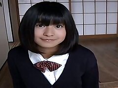 かわいい日本の大学のひよこは彼女の制服でセクシーに見えます