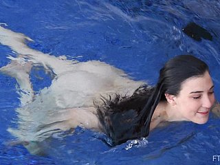 Brünette Untrained Teen Bella Streifen und nackt nackt schwimmen