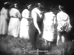 Scalding Mademoiselles est fessée dans Woods (millésime des années 30)