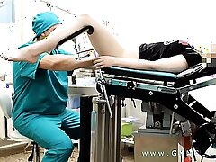 Examen de ginecología mujer rubia