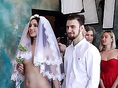 Novia desnuda en aloofness boda
