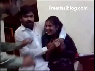 Pakistani Desi Girl en Urchin genieten not far from hostelkamer