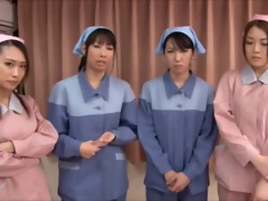enfermeras Off colour Asian ordeñar una polla dura en conjunto