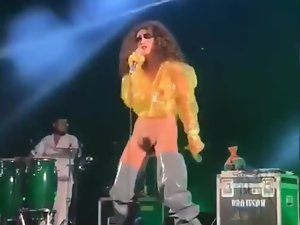 在舞台上演唱第4毛的性感女歌手公共裸体