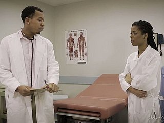 Off colour lekarz Kira Noir wabi jej wysoki kolega być fucked w szpitalu
